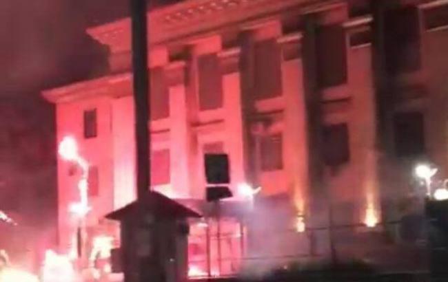 Посольство РФ в Киеве "обстреляли" фейерверками