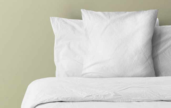 Не поспішайте прати пожовклі подушки. Експерт назвав один крок, який все змінить