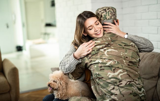 Лише три правила. Як правильно спілкуватись з військовими, які повернулися із фронту