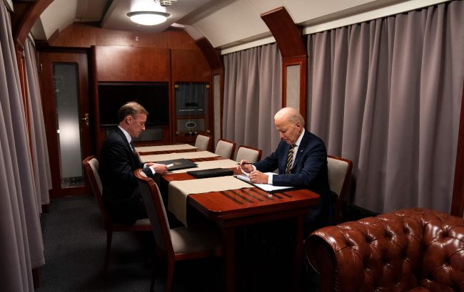 Дві ванни і кухня. Як виглядає спецвагон "Укрзалізниці", у якому президент США їхав до Києва