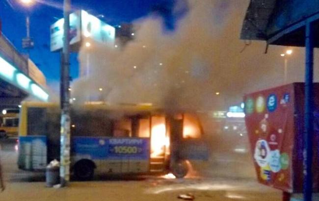В Киеве у метро "Харьковская" загорелась маршрутка