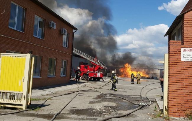 В Днепре произошел масштабный пожар на предприятии