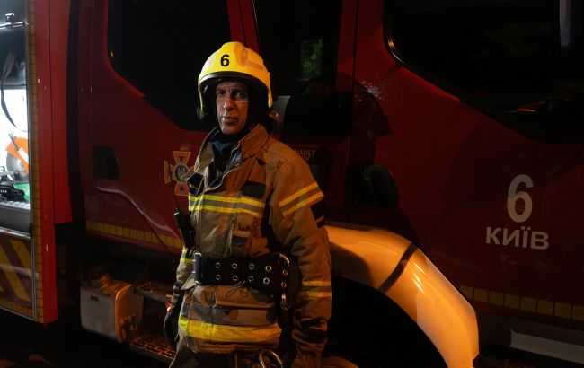 В Киеве масштабно пылает многоэтажка: первые подробности (видео)