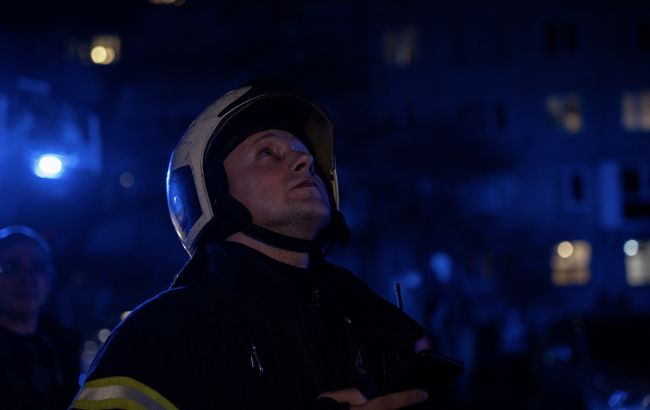 У Києві палають багатоповерхівки та авто: перші наслідки нічної атаки РФ