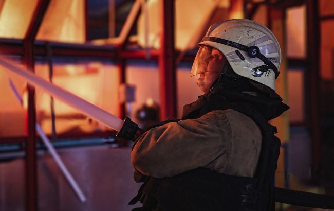 Дрон поцілив у житловий будинок у Херсоні: зайнялась пожежа, двоє постраждалих