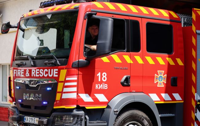 У Києві під час масованої атаки РФ пошкоджено пожежну частину: відео наслідків