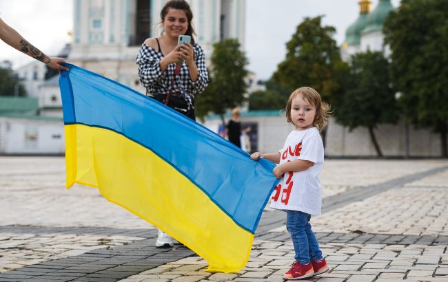 Чому наш прапор синьо-жовтий, якщо на старих фото зафіксовано його "перевернутий" варіант?