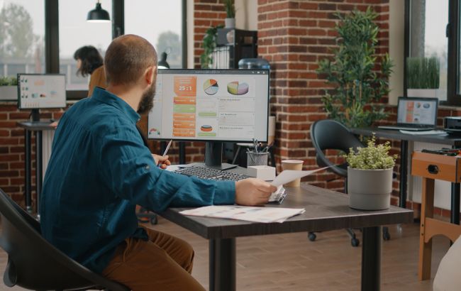 Роботи побільшало: кого зараз шукають на ринку праці та які пропонують зарплати