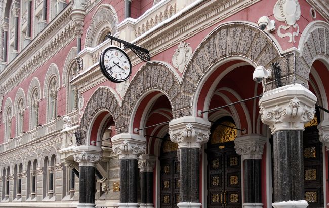 НБУ трохи знизив курс долара