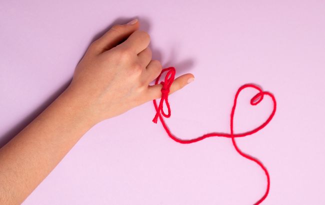 Символ сили й оберег від зла: що означає червона нитка і як її активувати