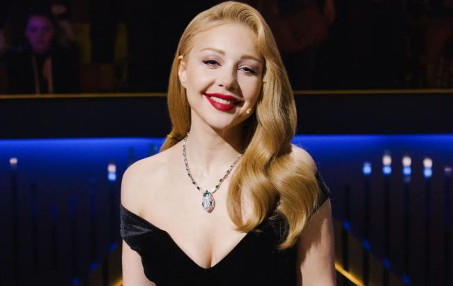 Тіна Кароль засвітила стрункі ніжки у міні-сукні (фото)