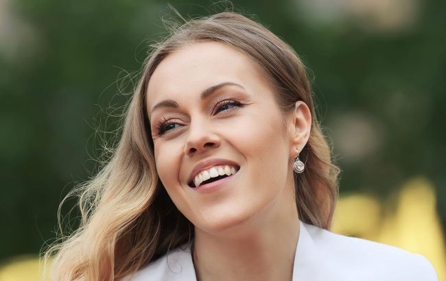 У короткому топі і з довгим волоссям. Alyosha показала, як виглядала 20 років тому (фото)