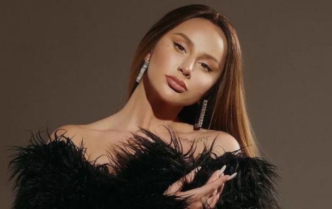 Не витримала і втекла. Українська співачка виїхала з РФ після скандалу на "голій" вечірці