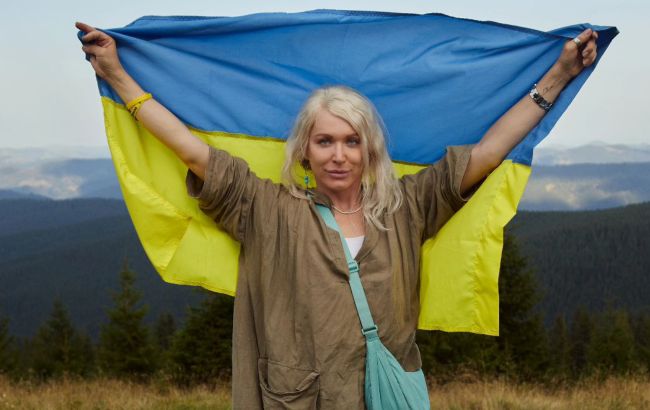 "Документи оформлені законно": блогерка Монро відповіла, чи може виїжджати за кордон