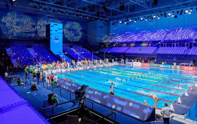 З прапорами та гімнами: World Aquatics повністю повернула Росію та Білорусь у водні види спорту