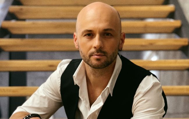 "Кілька днів лежав на підлозі". Маму українського співака посадили до в&rsquo;язниці