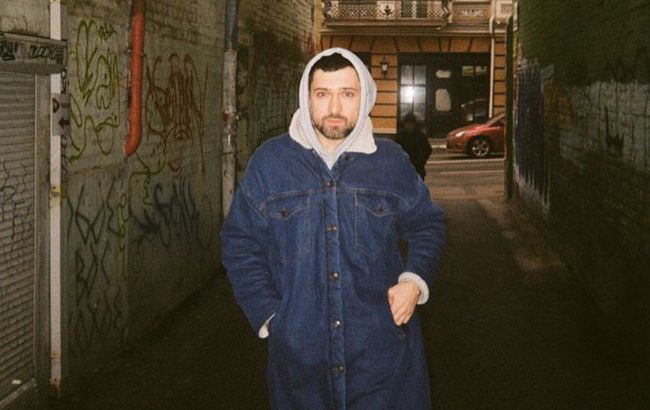 Відомий співак розповів, як його бабуся на Уралі підтримує Україну в оточенні "скажених зомбі"