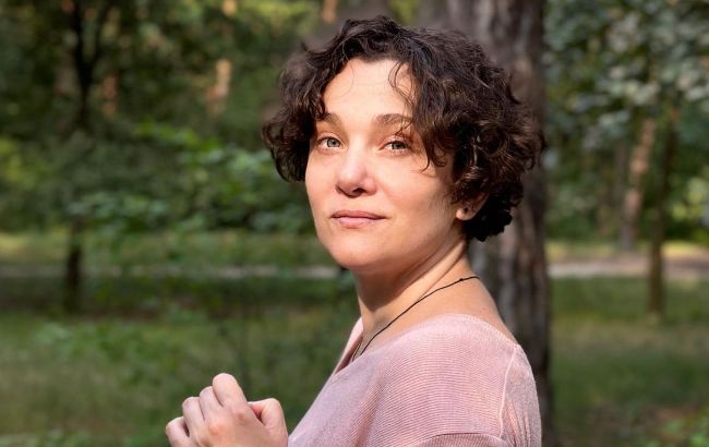 "Їхала на роботу, коли поруч вибухнув скляний міст": історія телеведучої Тали Калатай у музеї "Голоси мирних"