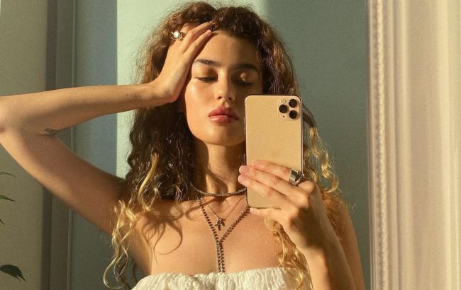 Популярна російська співачка отримала посвідку на проживання в Україні і похизувалася документом