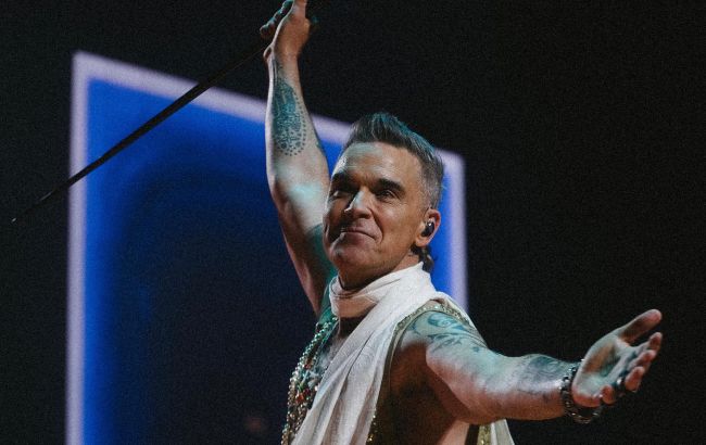 Прихильниця популярного британського співака після його концерту впала у кому: що сталось