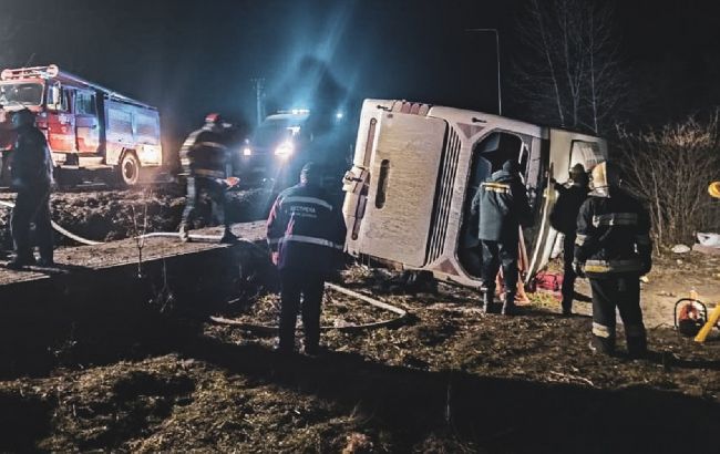 Їхали з Буковеля. Поблизу Тернополя перевернувся автобус з пасажирами: є жертви