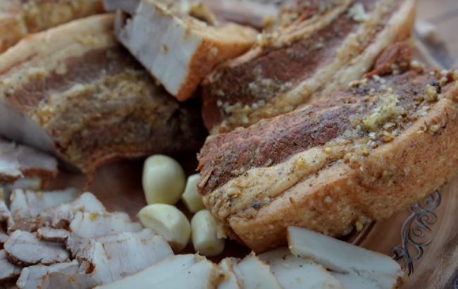 Сало по-гуцульски: старинный рецепт ароматной закуски на зиму