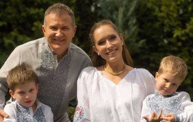 Осадча і Горбунов у вишиванках замилували сімейним привітанням із Вербною неділею (відео)