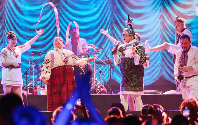 Вєрка Сердючка на концерті продала прапор Залужного: лот пішов за рекордну суму на допомогу дітям