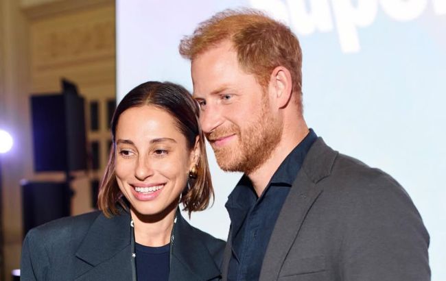 Принцу Гаррі подарували вишиванку від бренду, який носить Зеленська (фото)