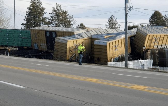 В американском Огайо с рельсов сошел грузовой поезд (видео)