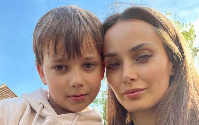 "Свій власний Емінем". Ксенія Мішина здивувала кардинально новим кольором волосся 11-річного сина (відео)