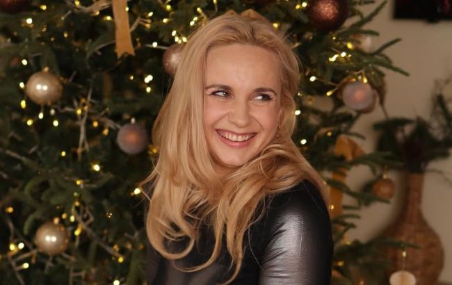 Лілія Ребрик у шкіряній сукні влаштувала чуттєву фотосесію з чоловіком біля ялинки