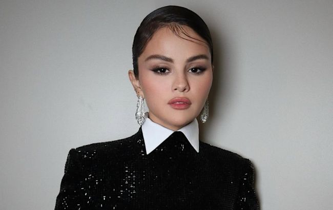 Волнистое каре с челкой: Селена Гомес показала, какую прическу выбирают модницы этим летом