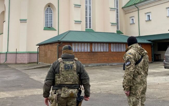Агітки Медведчука, "триколори" та склади окупантів. СБУ показала, що знайшла в церквах МП