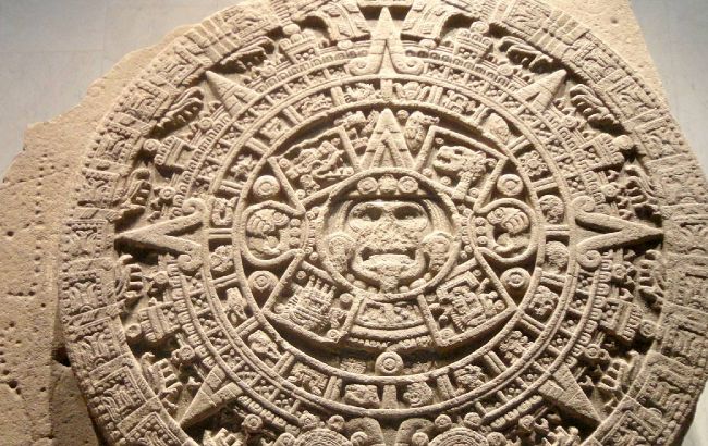 Приносили людей в жертву, чтобы "оттянуть" конец света. Когда он наступит по пророчеству ацтеков
