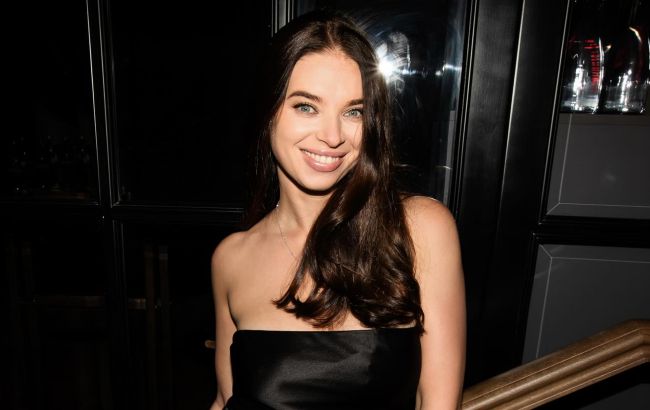 Жена Усика покорила элегантным образом в черном: жакет, объемная юбка и Herm&egrave;s