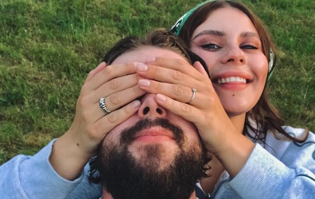 "Это очень интересная история": Саша Зарицкая рассказала, как любимый делал ей предложение