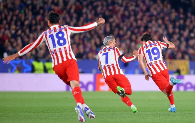 Град камней и разбитые стекла: как фанаты "Барселоны" встречали "Атлетико" перед игрой ЛЧ (шокирующее видео)