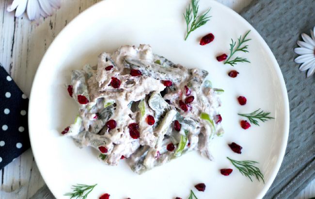 З молодою капустою: літня версія улюбленого крабового салату