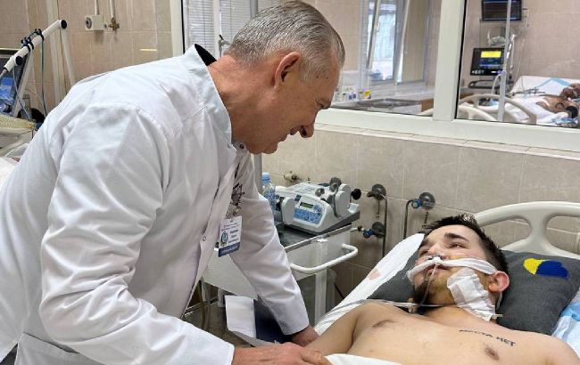 Снаряд вибухнув в 10 метрах від воїна. У Дніпрі врятували захисника з важким пораненням шиї