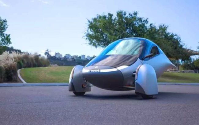 Запустили серійне виробництво перших сонячних електромобілів. Ось як вони виглядають