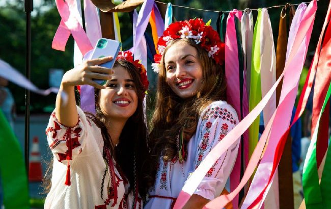 Символ патриотизма. Историк рассказал, как вышиванка вошла в повседневную моду украинцев