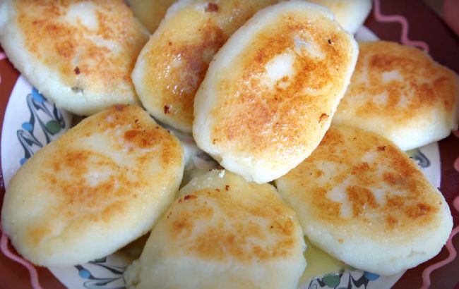 Манники з сиром і родзинками: рецепт повітряної страви для легкої вечері