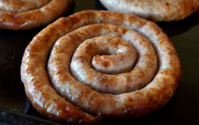 Смачніше за магазинну, а готувати дуже просто: рецепт домашньої ковбаси з гірчицею