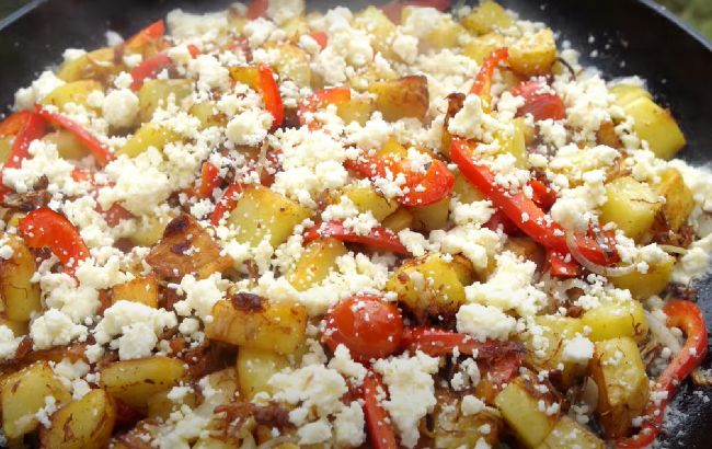 Картопля з тушкованкою та бринзою: простий рецепт ситної страви з Гуцульщини