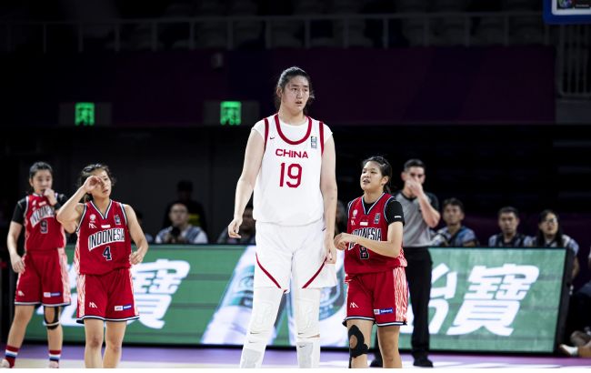 Нова "Китайська стіна": 18-річна баскетболістка зі зростом 2,26 м шокує суперниць (відео)