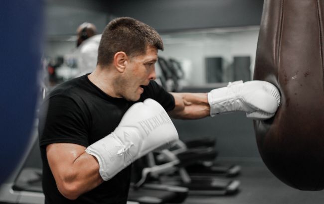 Дерев'янченко здобув ефектну перемогу на шоу з участю Холіфілда (відео)