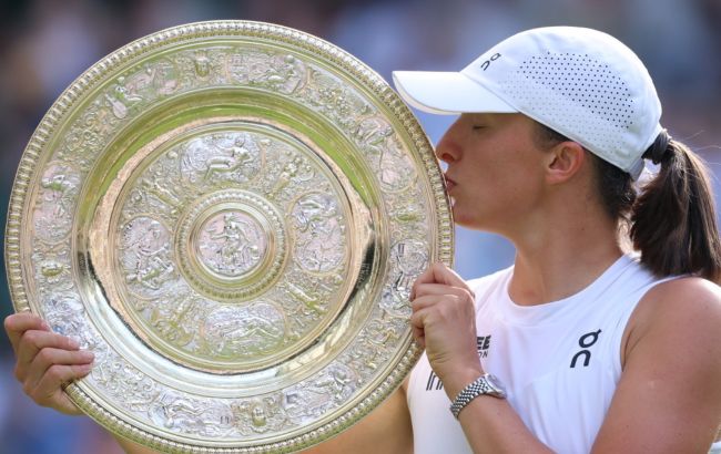 Свёнтек с историческим разгромом выиграла первый "Уимблдон" в карьере (видео)