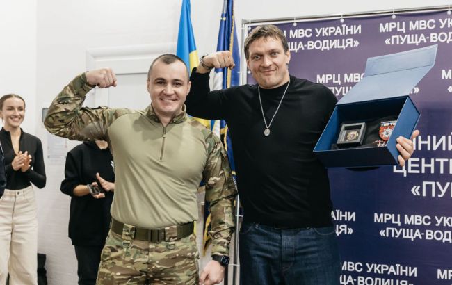 Усик приїхав до поранених поліцейських: зворушливі моменти потрапили на відео