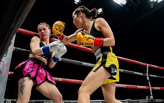 Трагедия на ринге: 19-летняя боксерша впала в кому после жуткого нокаута (видео)